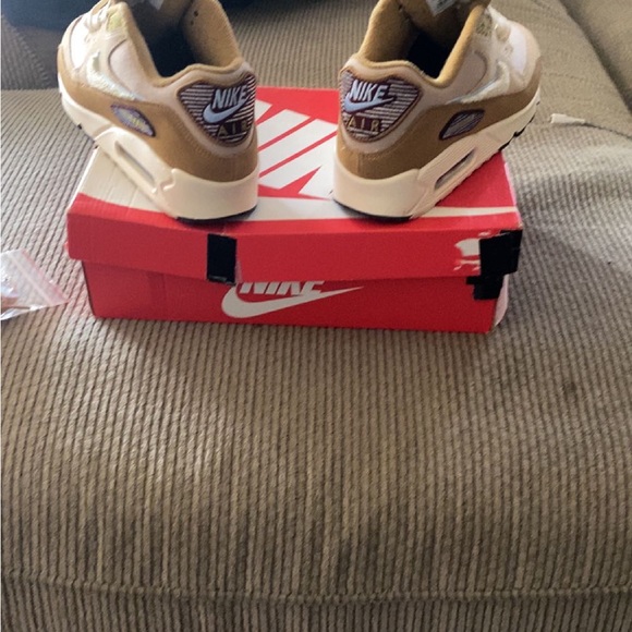 Nike air max 1 they come with 2 different color laces to match the shoes. - Picture 4 of 5